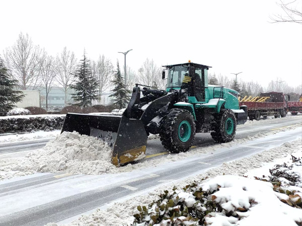 除雪保畅，尊龙凯时铁肩道义勇担重任！