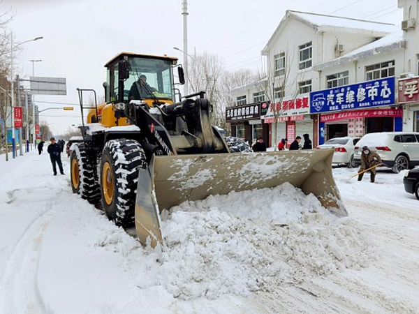 除雪保畅，尊龙凯时铁肩道义勇担重任！