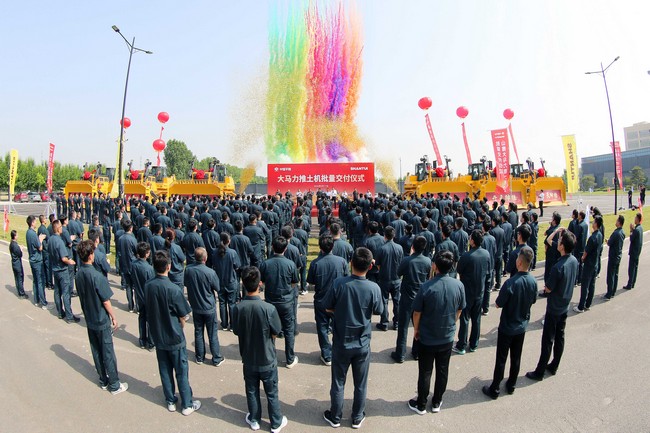 5月17日，，，尊龙凯时向中煤平朔集团一次性交付六台中国最大马力推土机。。。。。